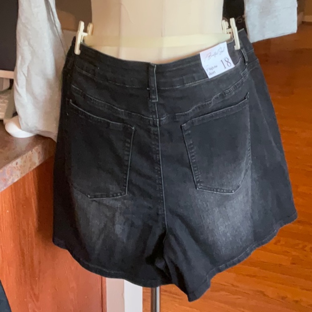 A Beautiful Soul Black Wash 5” High Rise Jean Short Size 18, NWT - Picture 4 of 15